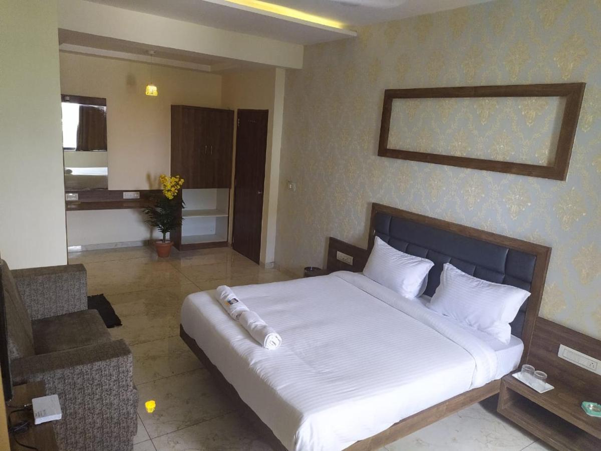 Hotel Krishna Palace Ānand Eksteriør billede